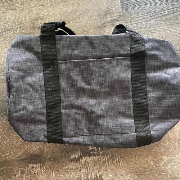 NEW Thirty-One Jr Rec Duffle Black Cross Pop - Picture 1 of 8